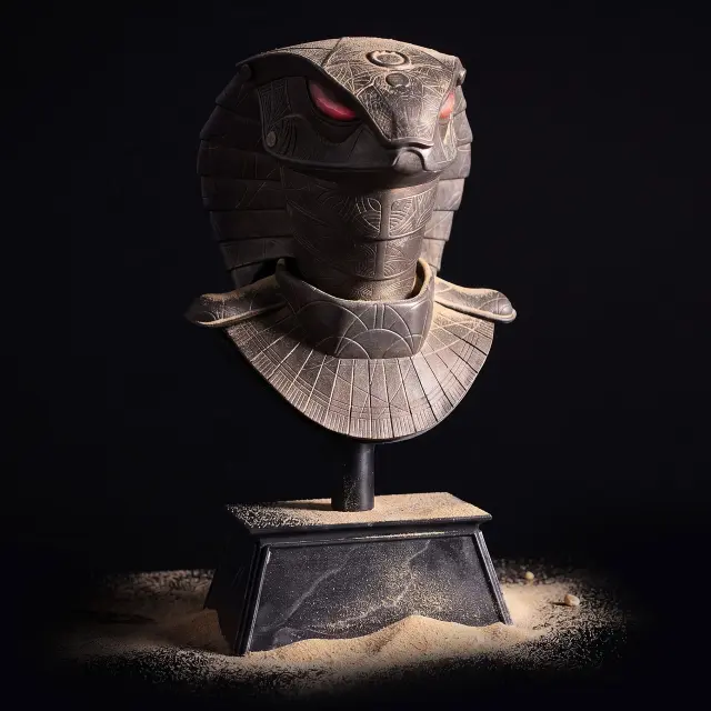 Réplica del casco de la Guardia de la Serpiente de Stargate SG-1